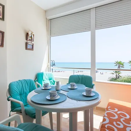 Malagasuite Front Beach & Parking Apartment